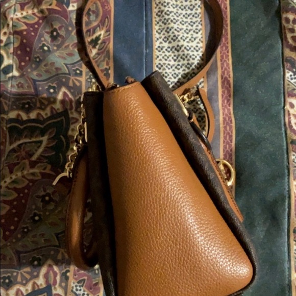 Michael kors signature crossbody satchel - Picture 3 of 5